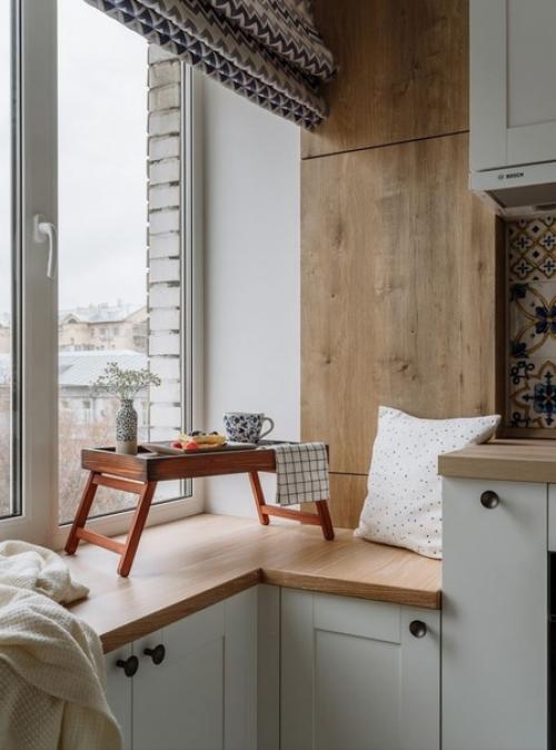 Светлый интерьер кухни и гостиной с яркими желтыми акцентами. 06