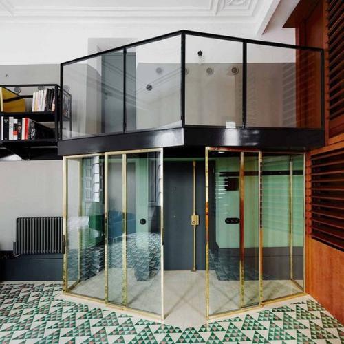 В готическом квартале Барселоны есть дом - утюг, одним своим углом выходящий на треугольную площадь Джорджа оруэлла. 03