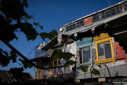 Бесплатный особняк.  Белорус построил трехэтажный дом из мусора, а двор превратил в музей. 01