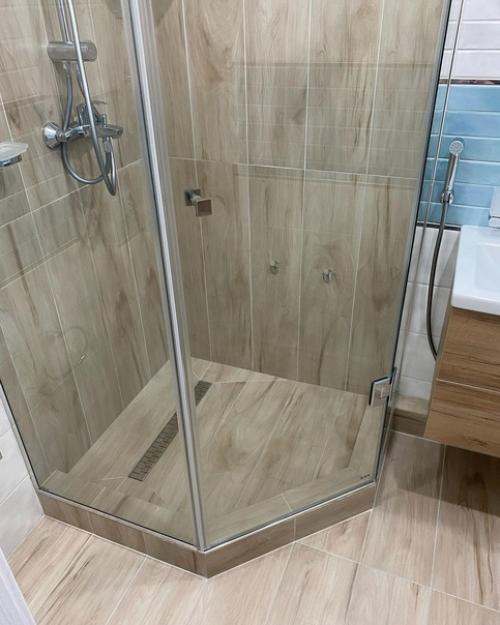 Простой, но в то же время стильный дизайн ванной комнаты. 03