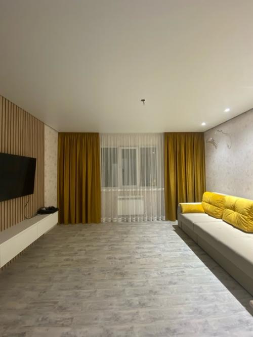 Яркий акцент на портьерах с использованием яркого бархата - отличная идея для создания стильного интерьера в гостиной. 01