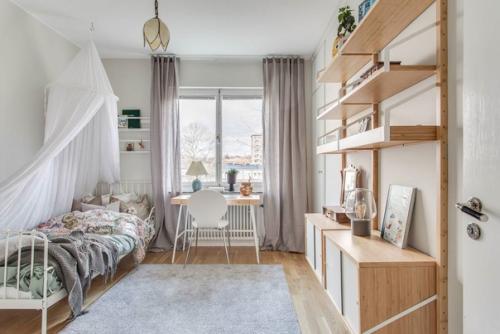 Интерьер этой квартиры в Швеции похож на ванильный десерт или крем - брюлле. 04