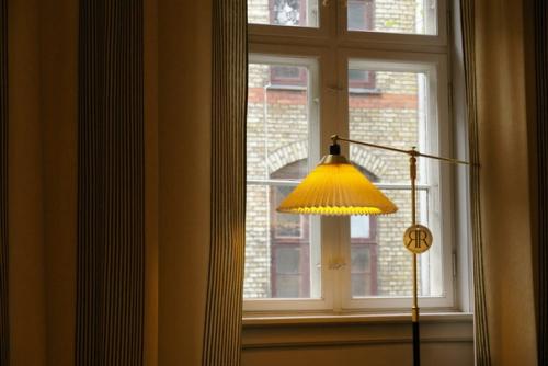 Мы обожаем датские фильмы и сериалы за то, что там иногда дают рассмотреть убранство и интерьер квартир и домов. 05