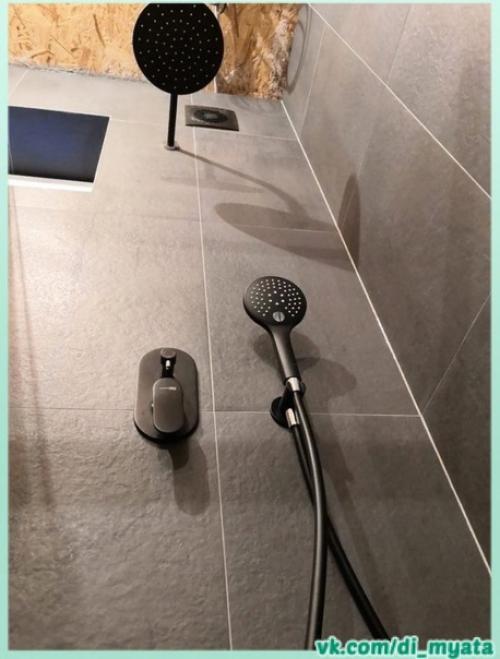 Просторный санузел. В тёмных тонах. 04