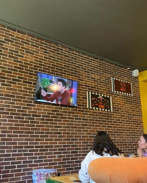 Посещала в феврале и мае свой любимый Санкт-петербург, и, конечно же, зашла в кафе Френдс и в гостях у Моники. 03