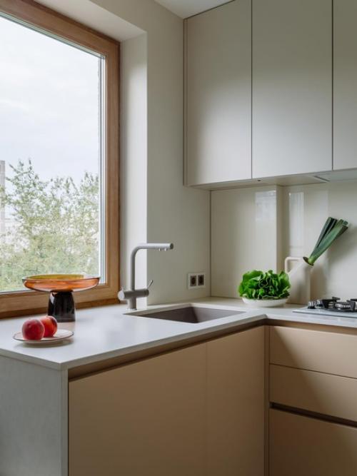 Современный, минималистичный интерьер 5-метровой кухни в панельке постройки начала 70-х. 01