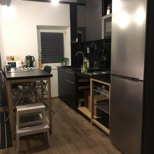 Прошу оценить мою, о ужасную, капец какую мрачную и зловеще черно - бело - деревянную кухню в комнате - гостиной. 04