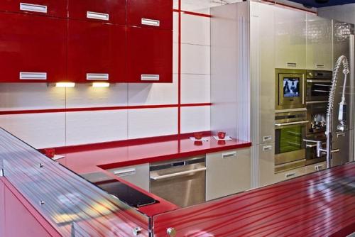 В кухонном фартуке игра на контрастах будет смотреться уместно, если в интерьере неоднократно повторяются выбранные тона. 02