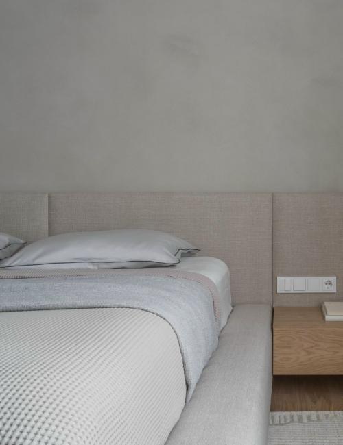 Дизайнер Жанна денишева создала спокойное и универсальное пространство для молодой семьи, построенное на лаконичной и выдержанной палитре. 01