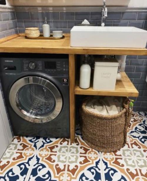 Красивое сочетание тёмной плитки с деревом. 06