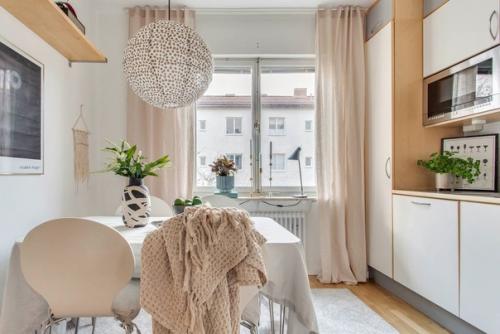 Интерьер этой квартиры в Швеции похож на ванильный десерт или крем - брюлле. 02