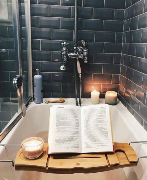 Красивое сочетание тёмной плитки с деревом. 03