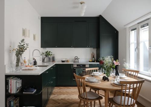 На верхнем этаже скандинавского дома между двумя внутренними дворами расположена эта светлая и уютная трехкомнатная квартира. 01