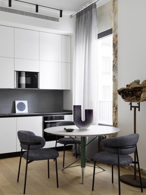 Классическое сочетание черного и белого стильно смотрится не только в модном гардеробе, но и в интерьере кухни. 02