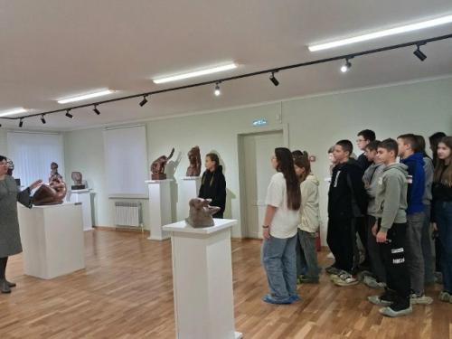 26 ноября учащиеся 8 а класса посетили дом - музей Степана эрьзи в с. баево ардатовского района. 04