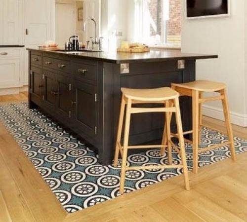 Керамический коврик из плитки на полу. 01