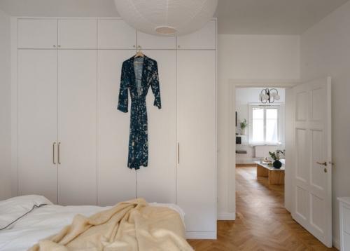 На верхнем этаже скандинавского дома между двумя внутренними дворами расположена эта светлая и уютная трехкомнатная квартира. 08