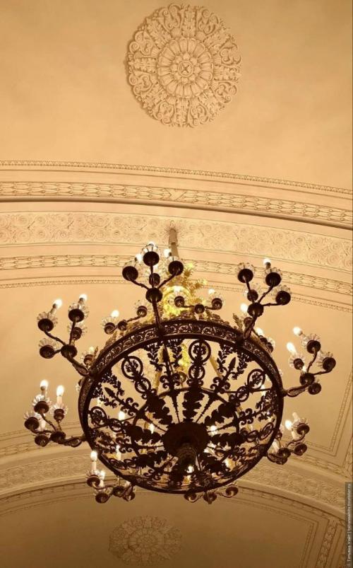 Роскошные люстры зимнего дворца.


