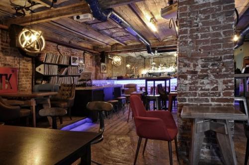 Индустриальный бар, подобно старым тихим улочкам Европы открылся в Перми, над оформлением которого, работала студия Allartsdesign. 01
