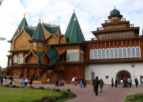 Коломенский дворец.  Некогда, при царе Алексее Михайловиче, отце Петра I, коломенский дворец был одной из главных царских резиденций. 01