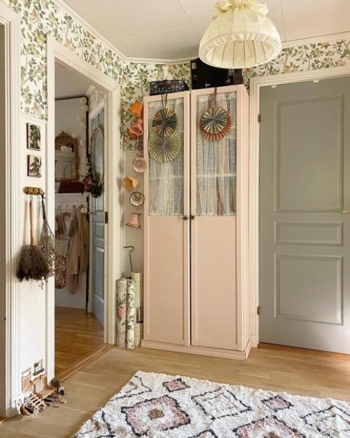 Миа украсила стены своей фантастической гостиной цветами! 04