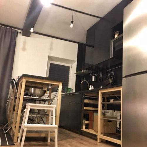 Прошу оценить мою, о ужасную, капец какую мрачную и зловеще черно - бело - деревянную кухню в комнате - гостиной. 05