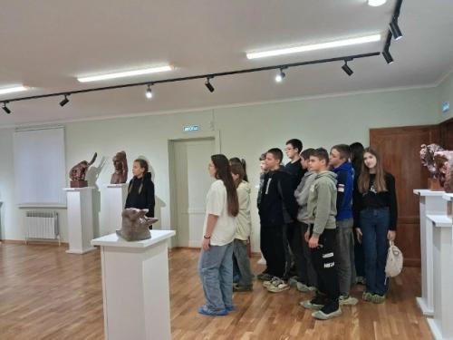 26 ноября учащиеся 8 а класса посетили дом - музей Степана эрьзи в с. баево ардатовского района. 05