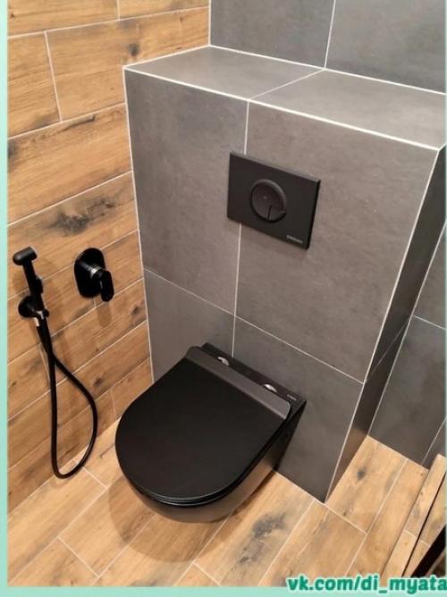 Просторный санузел. В тёмных тонах. 02