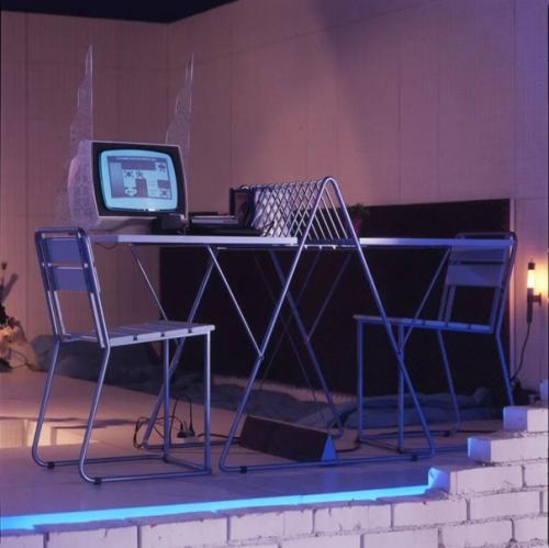 Вот, как представляли дома будущего дизайнеры интерьера в 1980-х: неон, роботы, камеры и очень много мониторов. 05