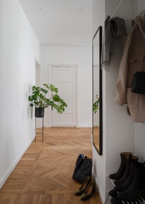 На верхнем этаже скандинавского дома между двумя внутренними дворами расположена эта светлая и уютная трехкомнатная квартира. 05