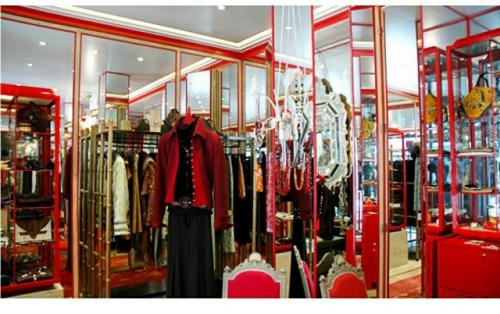 Лулу интересовалась не только модой. 02