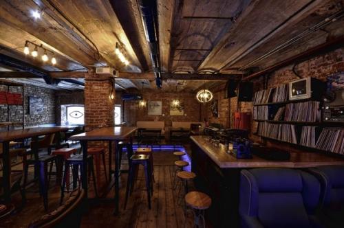 Индустриальный бар, подобно старым тихим улочкам Европы открылся в Перми, над оформлением которого, работала студия Allartsdesign. 09