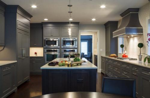 Серый - актуальный и в тоже время универсальный цвет для дизайна кухни, который будет выигрышно смотреться в любом стиле интерьера. 08