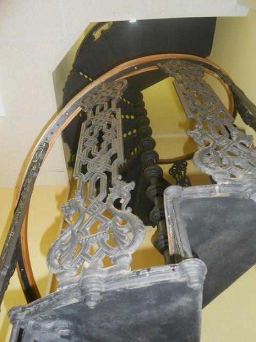 Железная винтовая лестница в здании ботанической аудитории (кафедры ботаники) во дворе здания двенадцати коллегий. 03