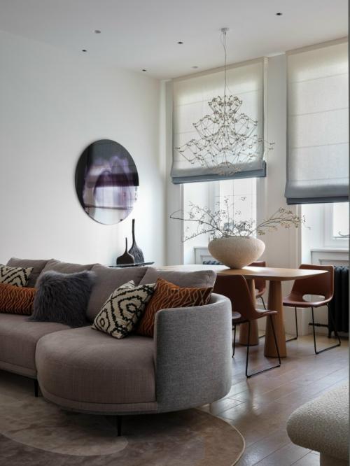 Гостиная с двумя окнами: 40+ фото и примеров.