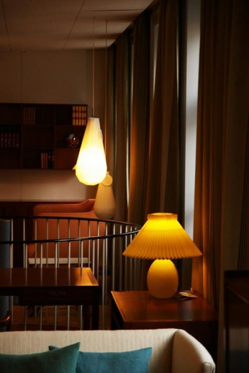 Мы обожаем датские фильмы и сериалы за то, что там иногда дают рассмотреть убранство и интерьер квартир и домов.