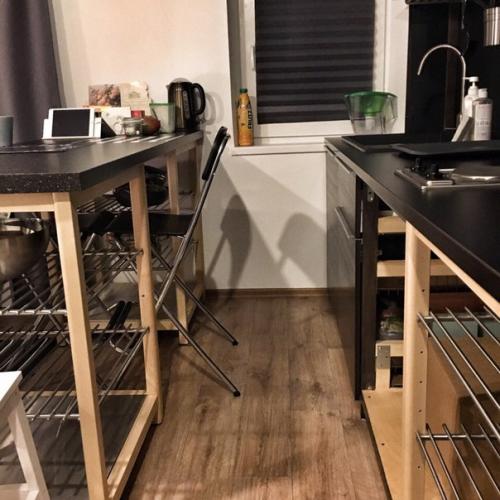 Прошу оценить мою, о ужасную, капец какую мрачную и зловеще черно - бело - деревянную кухню в комнате - гостиной. 01