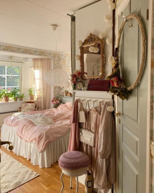 Миа украсила стены своей фантастической гостиной цветами! 05