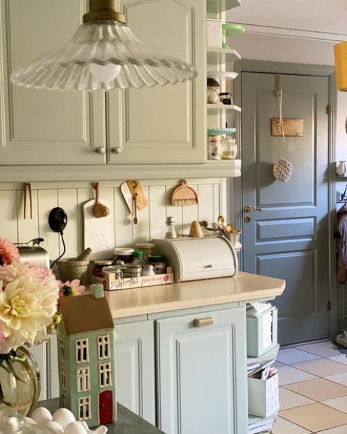 Миа украсила стены своей фантастической гостиной цветами! 07