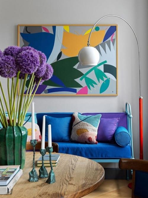 Яркая и интересная гостиная комната, наполненная стильными деталями, станет эпицентром ваших вечеров. 01