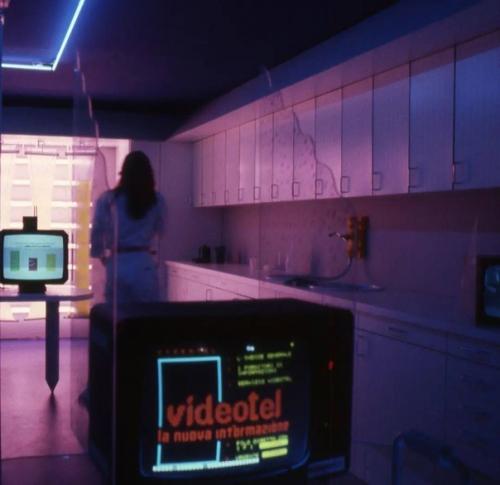 Вот, как представляли дома будущего дизайнеры интерьера в 1980-х: неон, роботы, камеры и очень много мониторов. 02