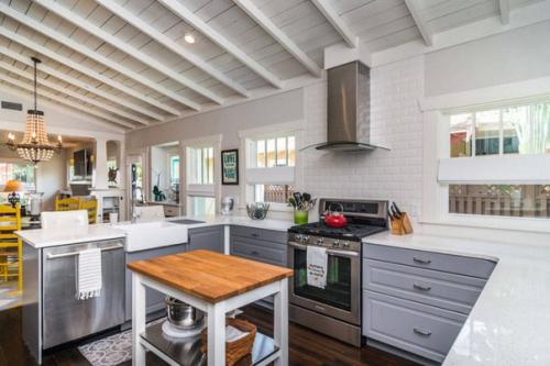 Серый - актуальный и в тоже время универсальный цвет для дизайна кухни, который будет выигрышно смотреться в любом стиле интерьера. 06