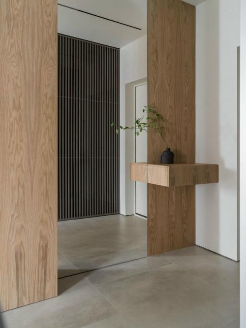 Дизайнер Жанна денишева создала спокойное и универсальное пространство для молодой семьи, построенное на лаконичной и выдержанной палитре. 04