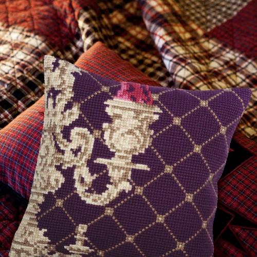 А вот и достойная пара королевской подушке - такая же красота, , внимание, только в другом цвете. 01