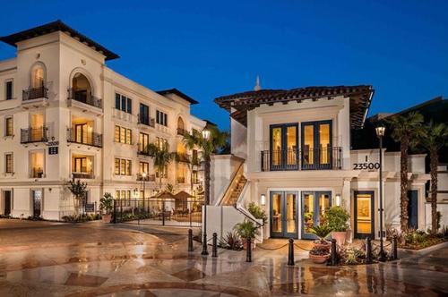 Крис дженнер и Ким кардашьян расширяют семейные владения. 01