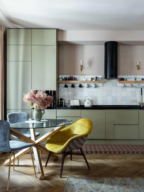 Интерьер создавался для молодой пары, ценящей уют и характерные детали. 05