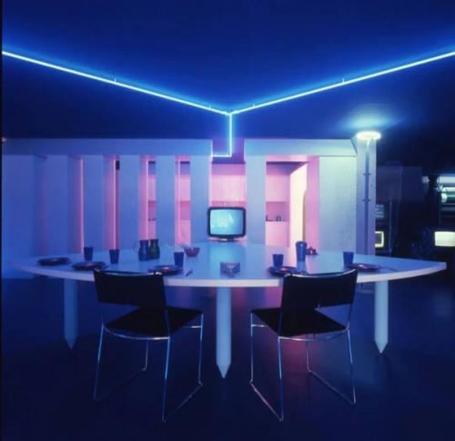 Вот, как представляли дома будущего дизайнеры интерьера в 1980-х: неон, роботы, камеры и очень много мониторов. 03