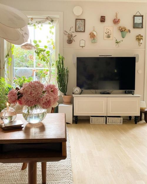 Миа украсила стены своей фантастической гостиной цветами! 03