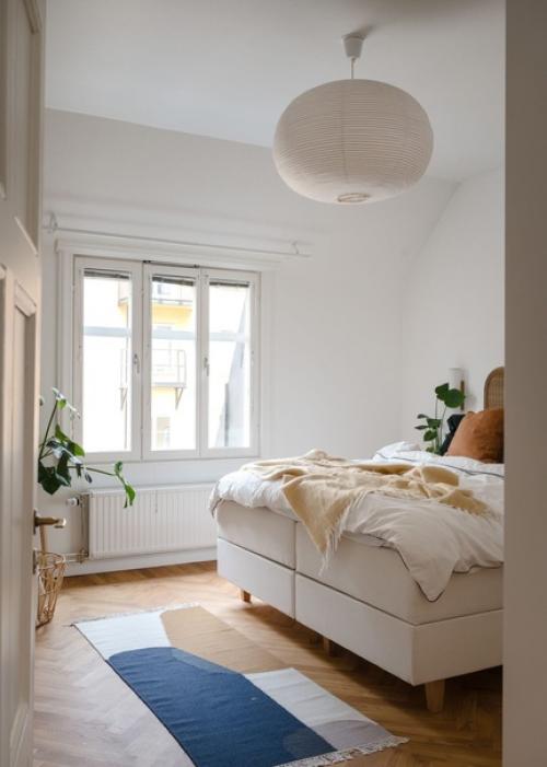 На верхнем этаже скандинавского дома между двумя внутренними дворами расположена эта светлая и уютная трехкомнатная квартира. 02