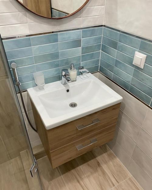 Простой, но в то же время стильный дизайн ванной комнаты. 01